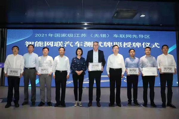 v8哈希游戏物流潘董接受测试牌照授牌 （无锡市首块智能网联物流车道路测试牌照