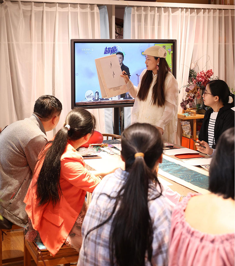 v8哈希游戏物流党支部举办女书文化亲子体验活动